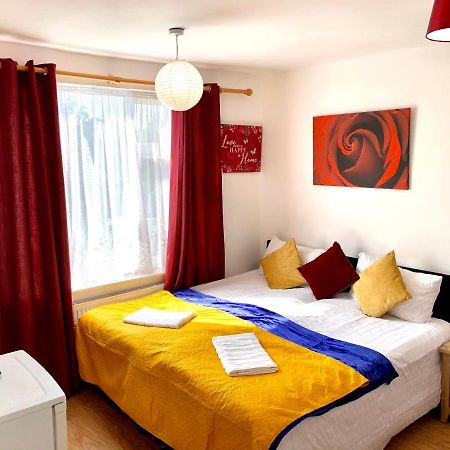 Studio Apartment, Private Bathroom And Parking Ilford Exterior foto