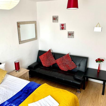 Studio Apartment, Private Bathroom And Parking Ilford Exterior foto