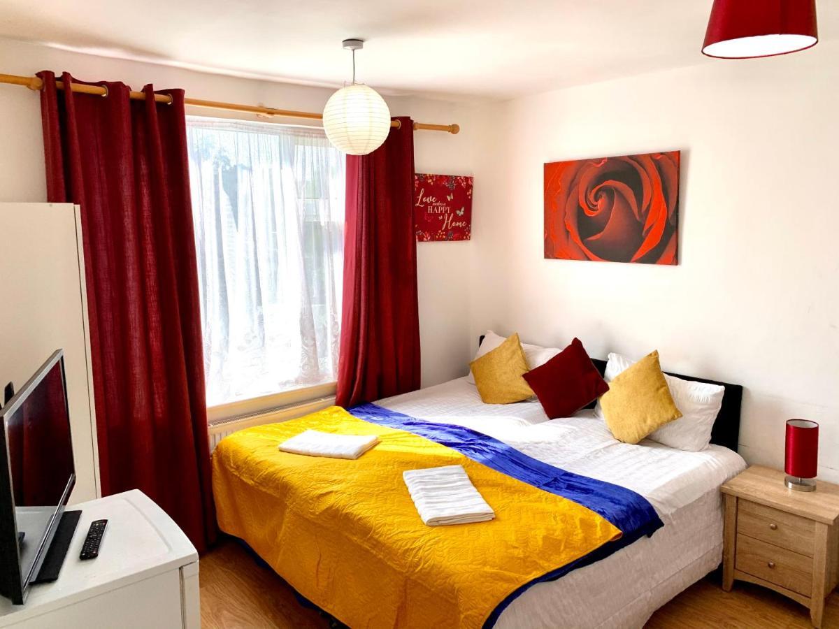 Studio Apartment, Private Bathroom And Parking Ilford Exterior foto