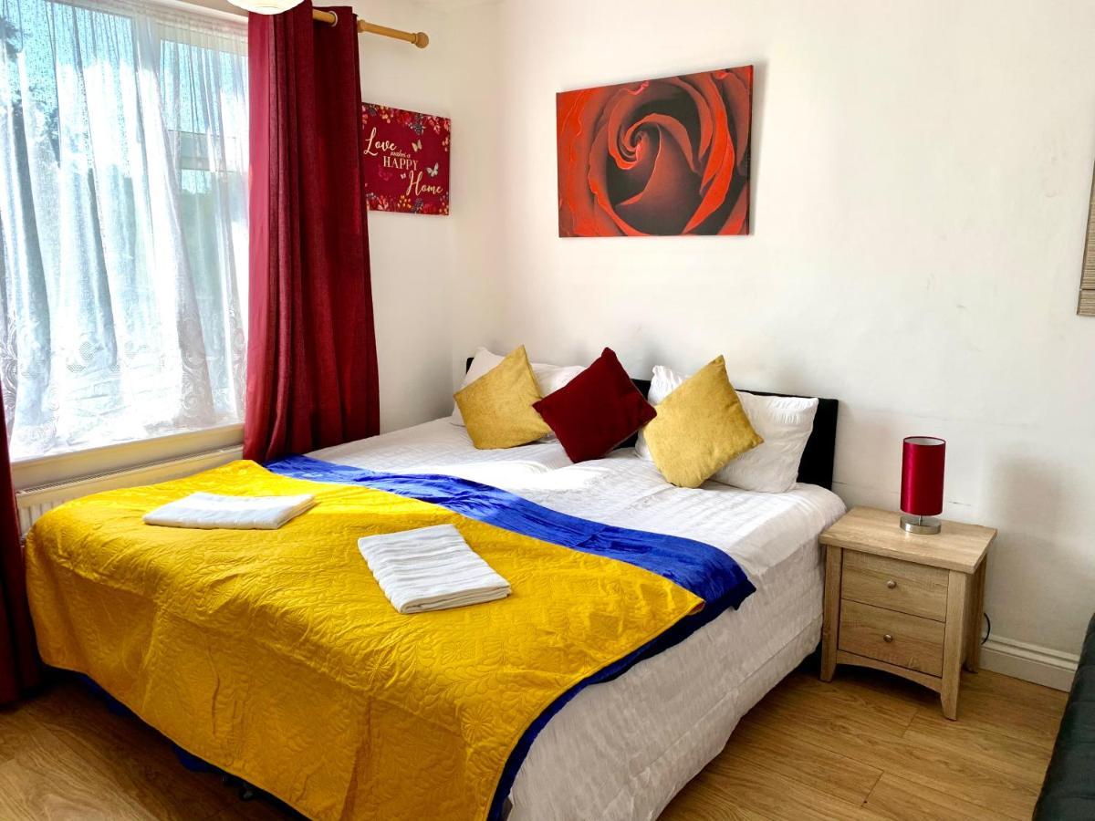 Studio Apartment, Private Bathroom And Parking Ilford Exterior foto