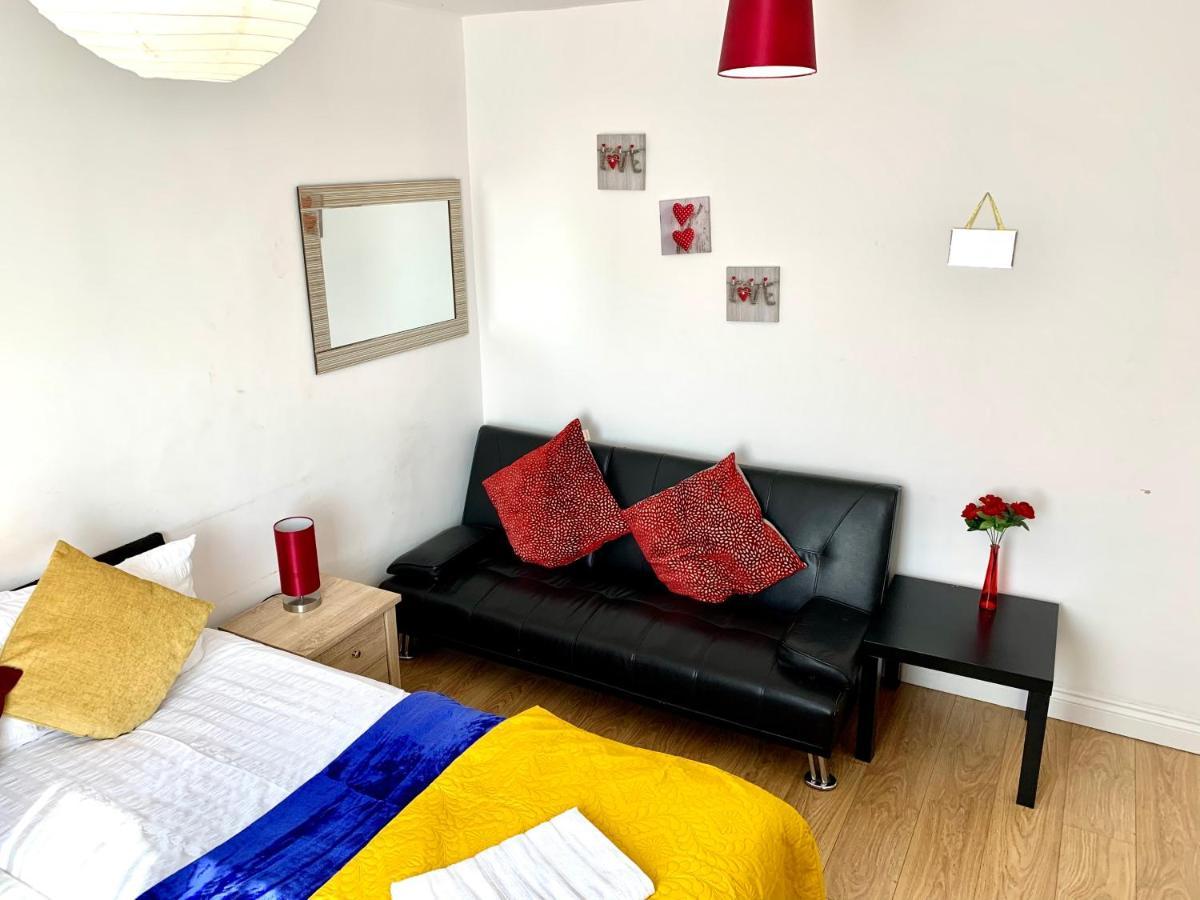 Studio Apartment, Private Bathroom And Parking Ilford Exterior foto