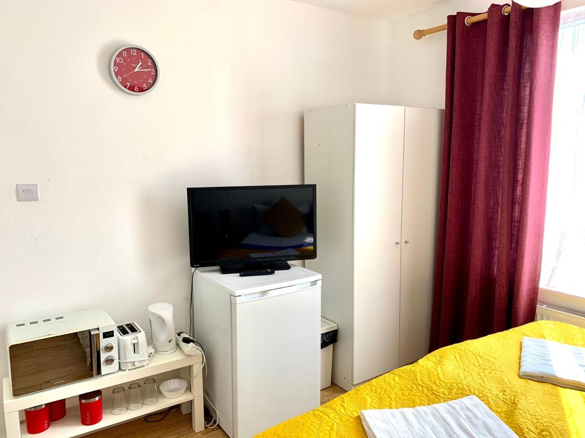 Studio Apartment, Private Bathroom And Parking Ilford Exterior foto