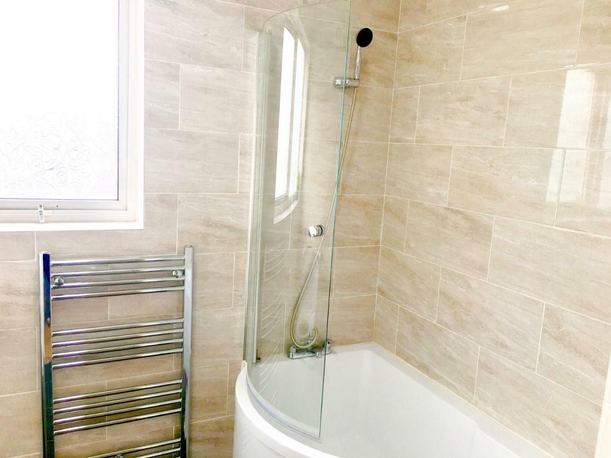Studio Apartment, Private Bathroom And Parking Ilford Exterior foto