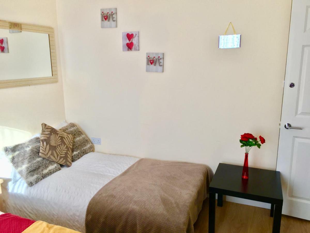 Studio Apartment, Private Bathroom And Parking Ilford Exterior foto