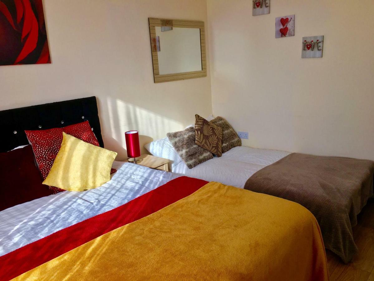 Studio Apartment, Private Bathroom And Parking Ilford Exterior foto